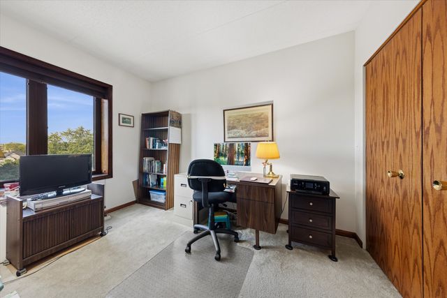 175 W BRUSH HILL Drive 404, Elmhurst, IL 60126
