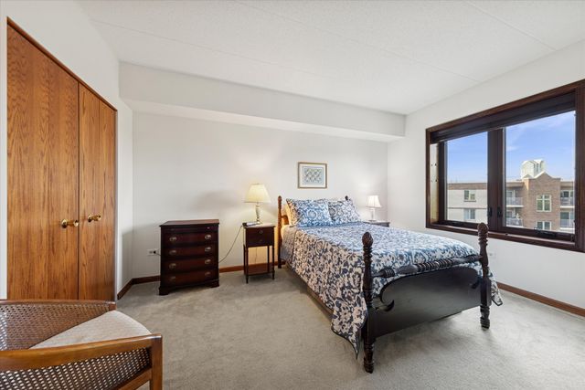 175 W BRUSH HILL Drive 404, Elmhurst, IL 60126