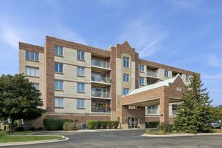 175 W BRUSH HILL Drive 404, Elmhurst, IL 60126