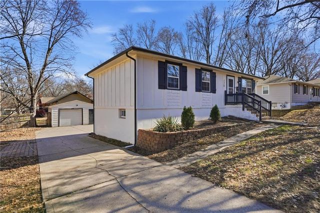 120 N 1st Street, Blue Springs, MO 64014