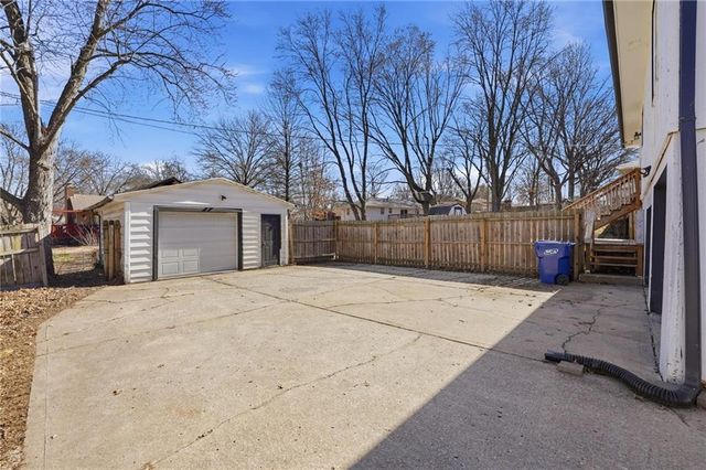 120 N 1st Street, Blue Springs, MO 64014