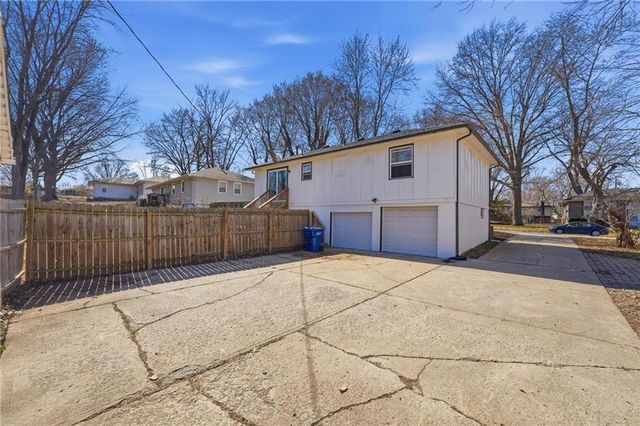 120 N 1st Street, Blue Springs, MO 64014