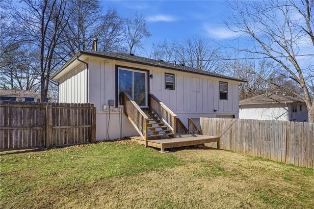 120 N 1st Street, Blue Springs, MO 64014