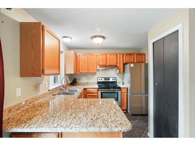 200 S BINA Dr, Newberg, OR 97132