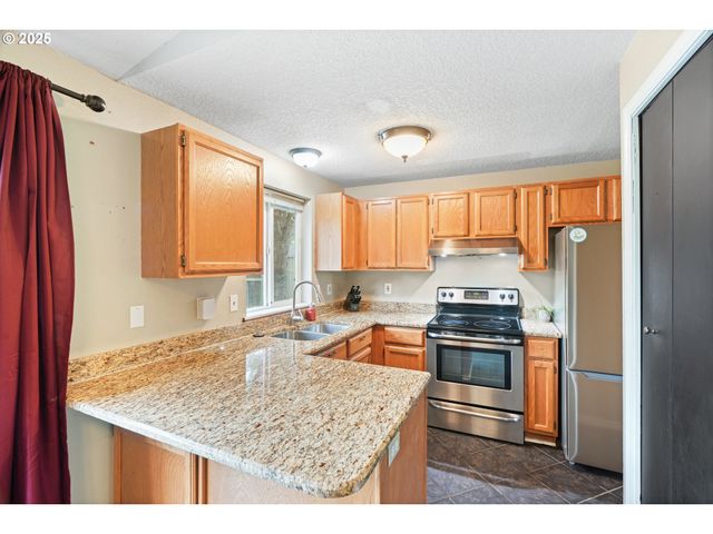 200 S BINA Dr, Newberg, OR 97132