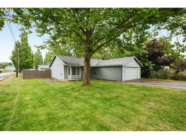 200 S BINA Dr, Newberg, OR 97132