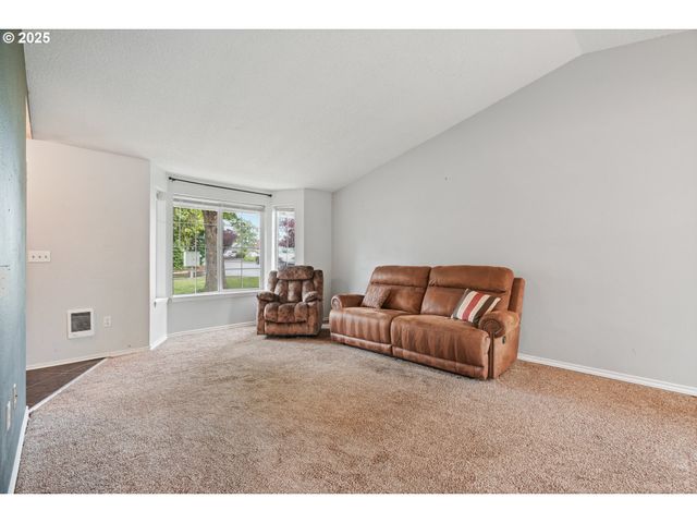 200 S BINA Dr, Newberg, OR 97132
