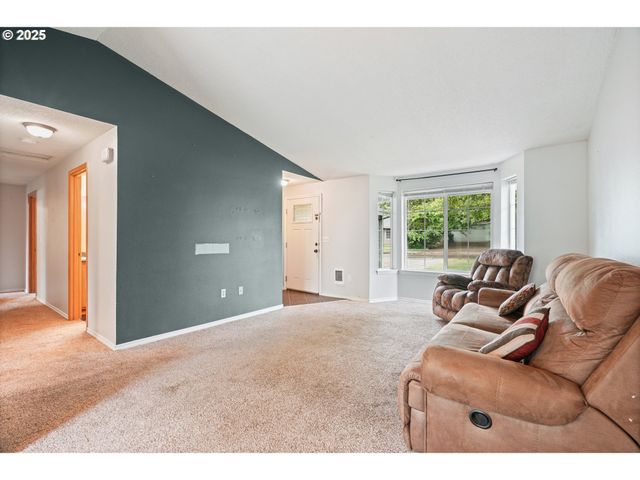 200 S BINA Dr, Newberg, OR 97132