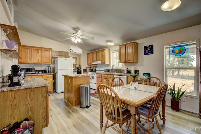 7687 Winter Horses Dr, Middleton, ID 83644