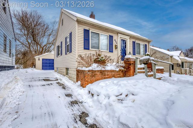 635 E Tennyson Avenue, Pontiac, MI 48340