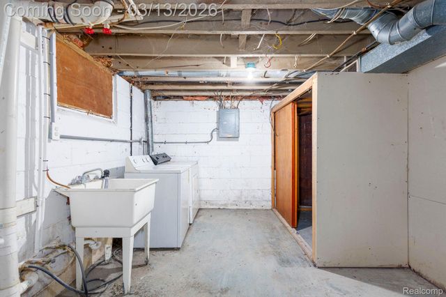 635 E Tennyson Avenue, Pontiac, MI 48340