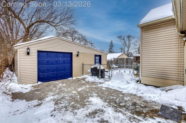 635 E Tennyson Avenue, Pontiac, MI 48340