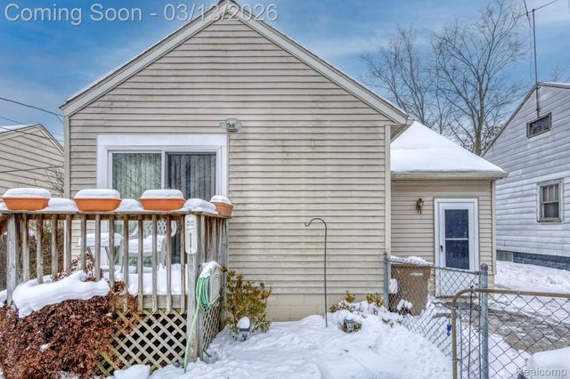 635 E Tennyson Avenue, Pontiac, MI 48340