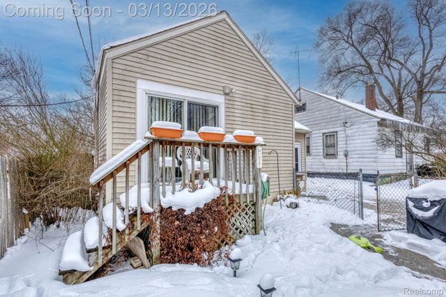 635 E Tennyson Avenue, Pontiac, MI 48340