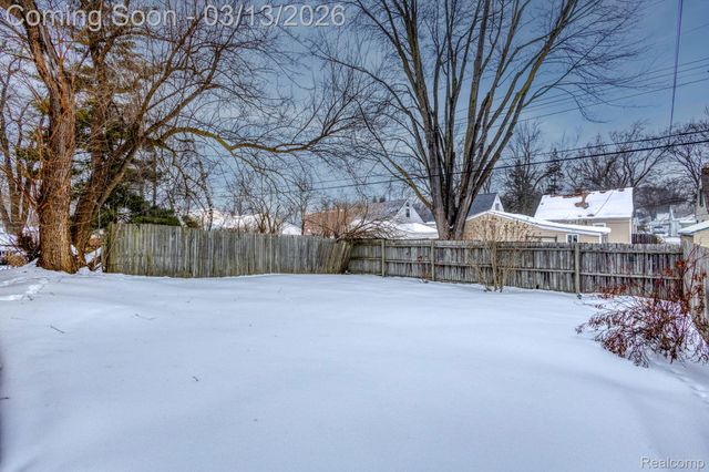 635 E Tennyson Avenue, Pontiac, MI 48340