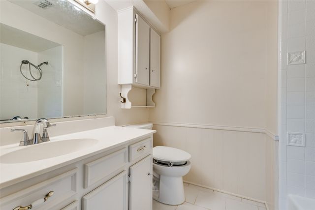 718 Knollridge Drive, Lewisville, TX 75077