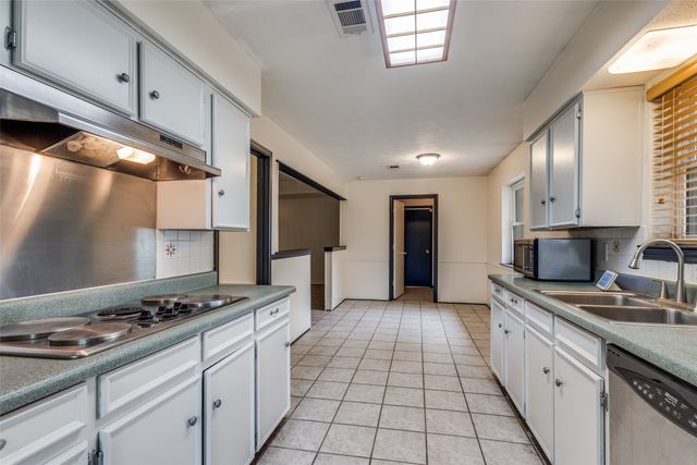 718 Knollridge Drive, Lewisville, TX 75077