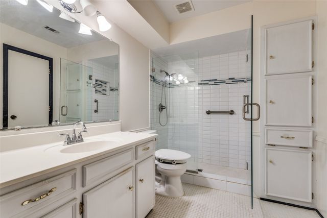 718 Knollridge Drive, Lewisville, TX 75077