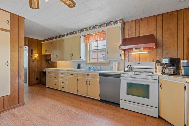 27 9TH STREET, Clintonville, WI 54929