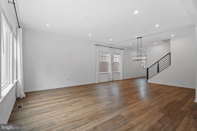 18080 MOSS GARDEN RD, Dumfries, VA 22026