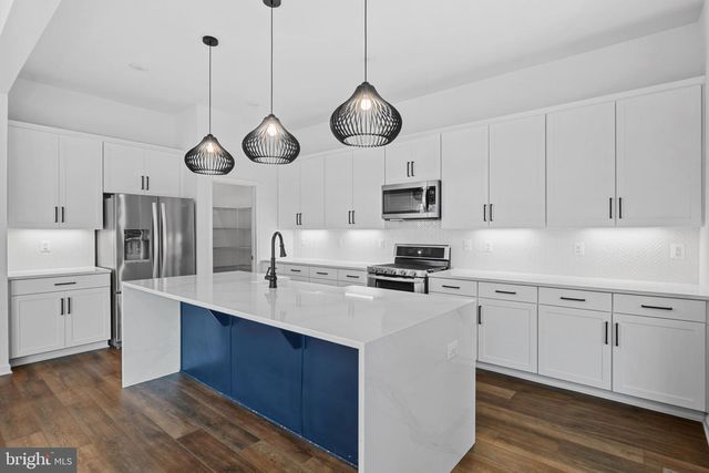 18080 MOSS GARDEN RD, Dumfries, VA 22026