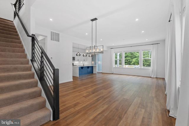 18080 MOSS GARDEN RD, Dumfries, VA 22026