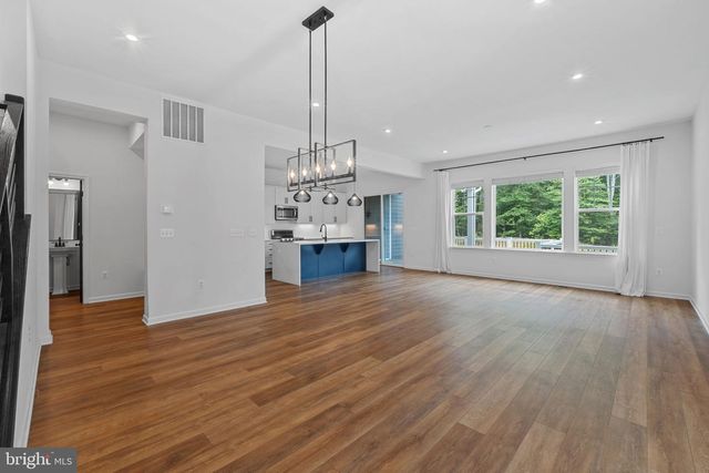 18080 MOSS GARDEN RD, Dumfries, VA 22026