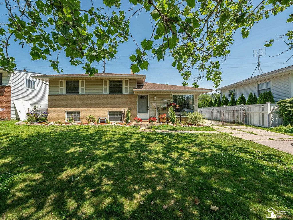 22452 Candace Street, Rockwood, MI 48173