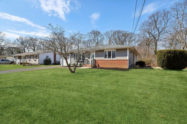98 Bieselin Road, Bellport Village, NY 11713