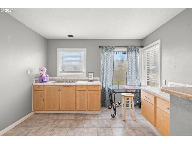 450 Se HOGAN Rd, Gresham, OR 97080