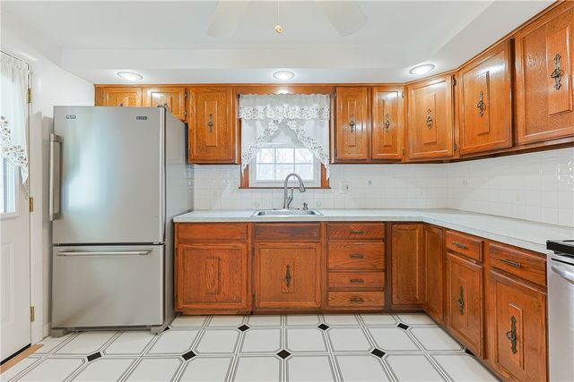 47 Dartmouth Avenue, East Providence, RI 02915