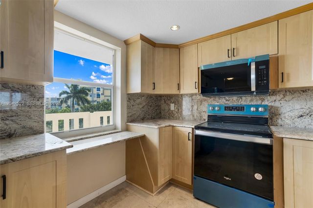 321 SE 3rd St 408, Dania Beach, FL 33004