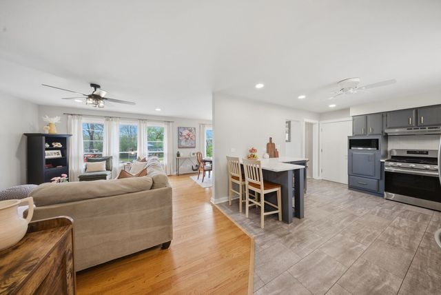 11N980 Almora Terrace, Elgin, IL 60124