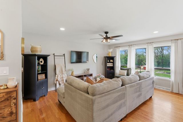 11N980 Almora Terrace, Elgin, IL 60124