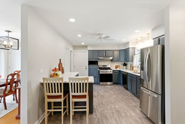 11N980 Almora Terrace, Elgin, IL 60124