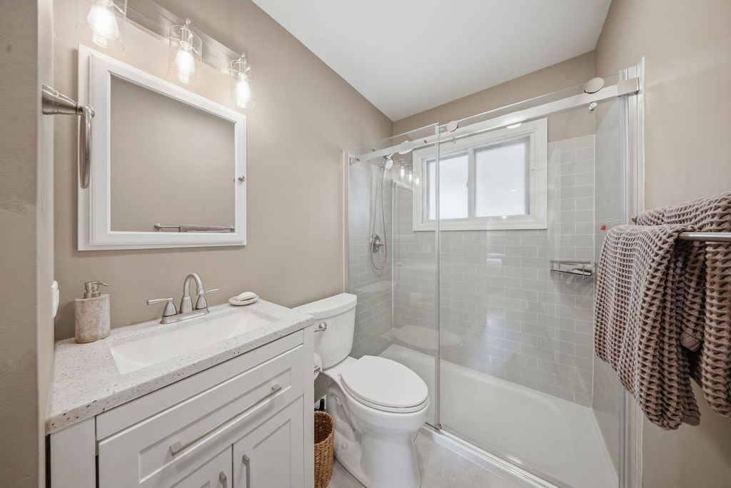 Image 14 of property listing at 11N980 Almora Terrace, Elgin, IL 60124