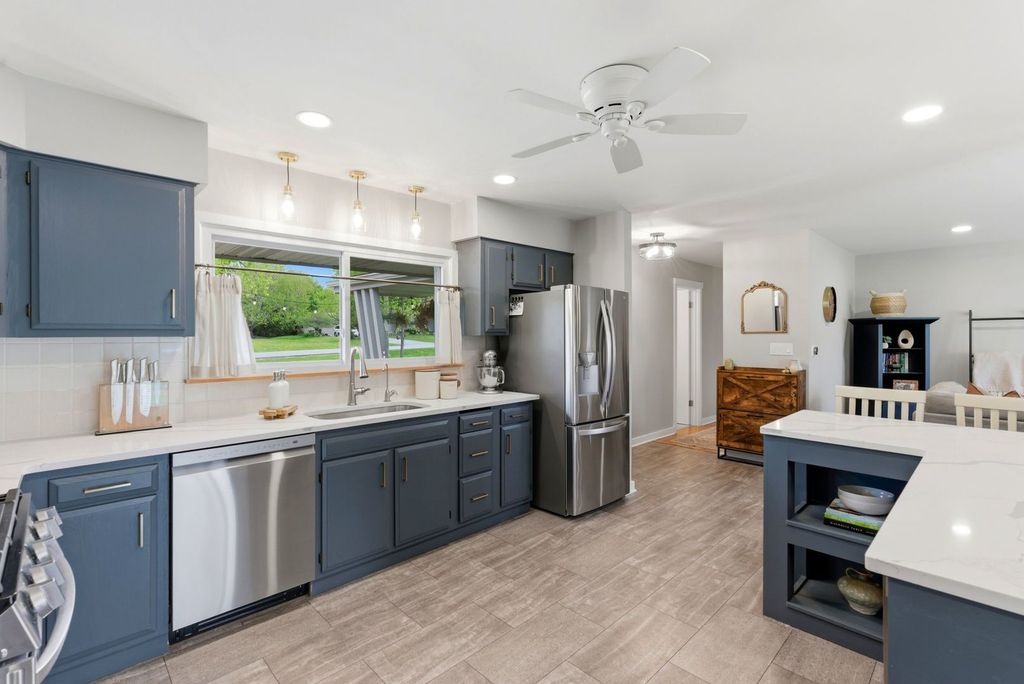 Image 9 of property listing at 11N980 Almora Terrace, Elgin, IL 60124