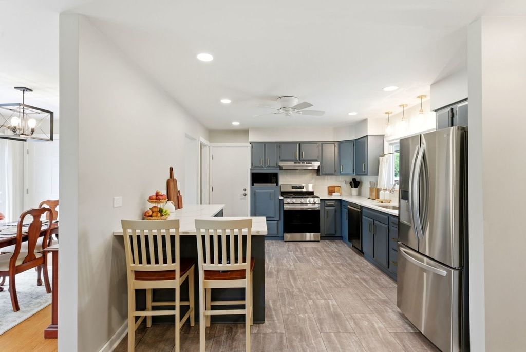 Image 10 of property listing at 11N980 Almora Terrace, Elgin, IL 60124