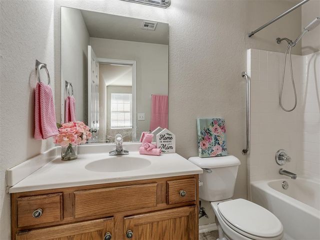 508 SW 38th Terrace, Moore, OK 73160