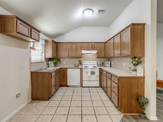 508 SW 38th Terrace, Moore, OK 73160