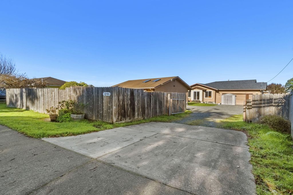 1291 Railroad Drive, Mckinleyville, CA 95519