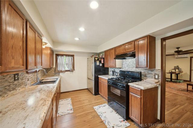 200 E Young Street, Morris, OK 74445