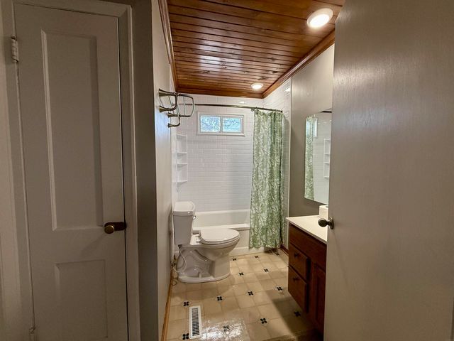 1150 Easton Avenue, Waterloo, IA 50702