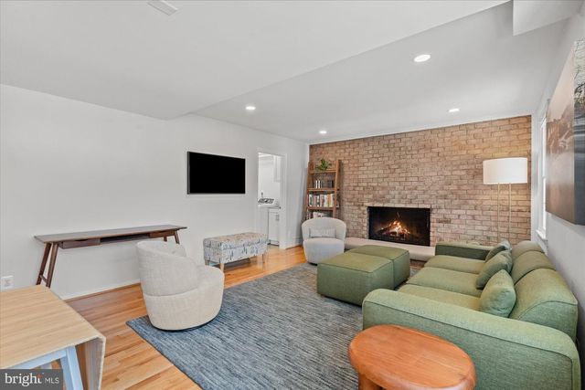 1123 BAYLISS DR, Alexandria, VA 22302