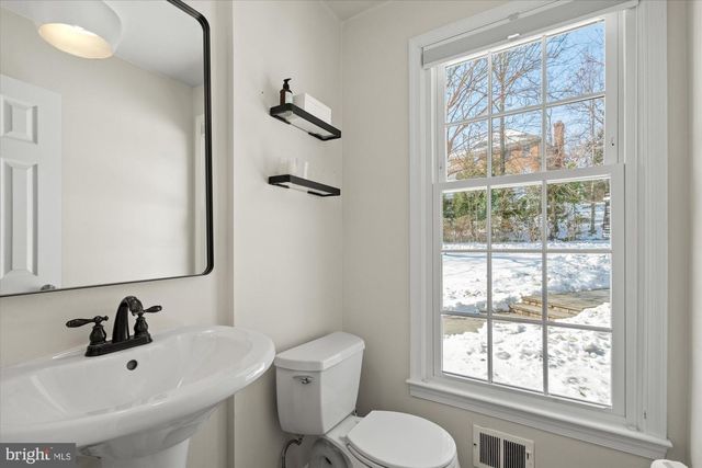 1123 BAYLISS DR, Alexandria, VA 22302