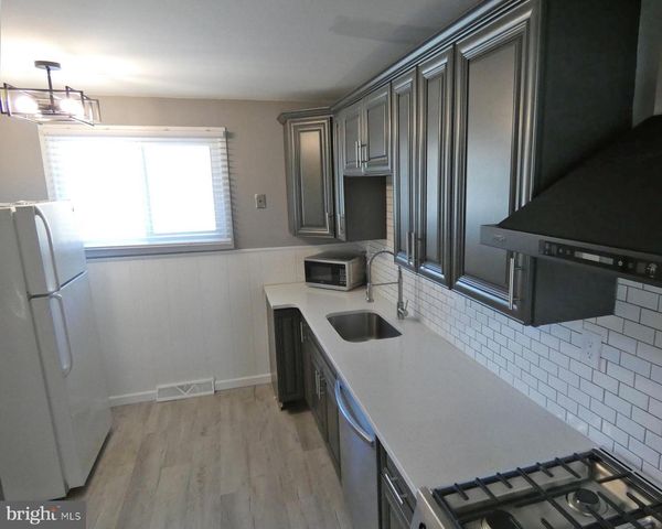 395 HICKORY AVE, Carneys Point, NJ 08069