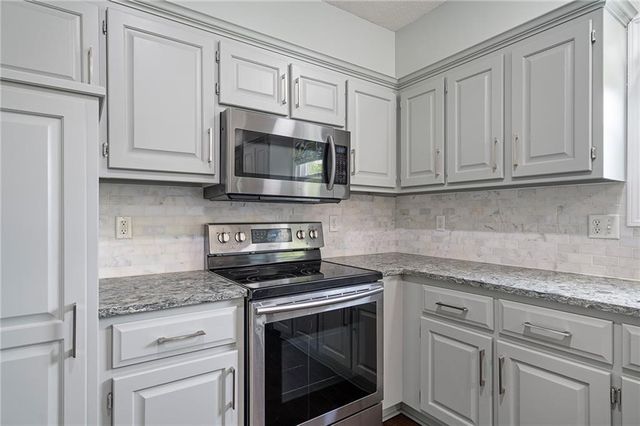 19821 W 97th Street, Lenexa, KS 66220