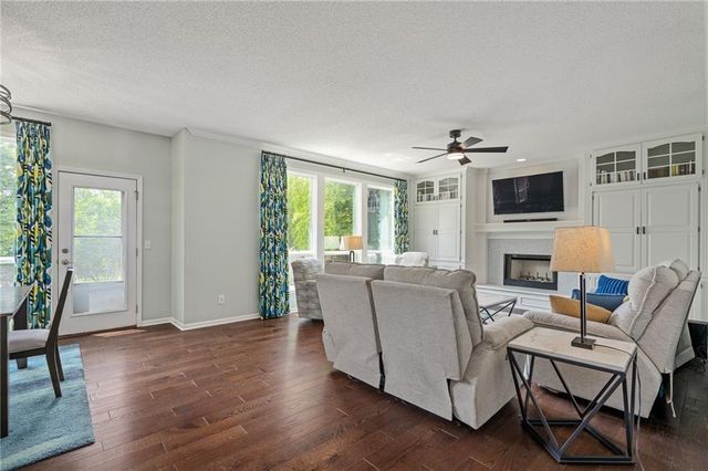 19821 W 97th Street, Lenexa, KS 66220