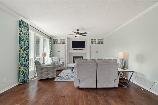 19821 W 97th Street, Lenexa, KS 66220