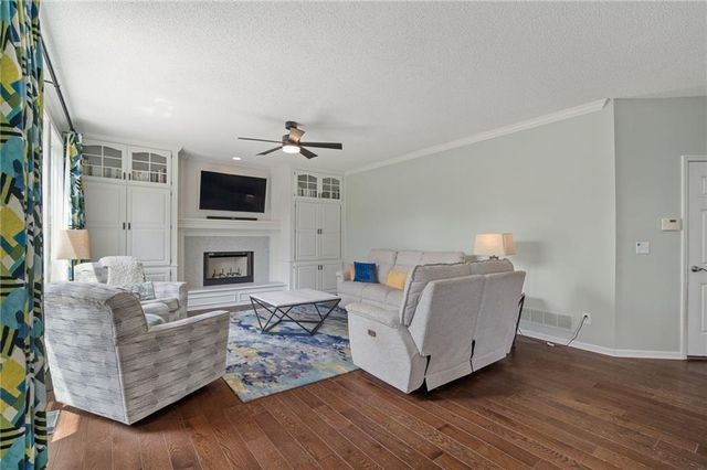 19821 W 97th Street, Lenexa, KS 66220